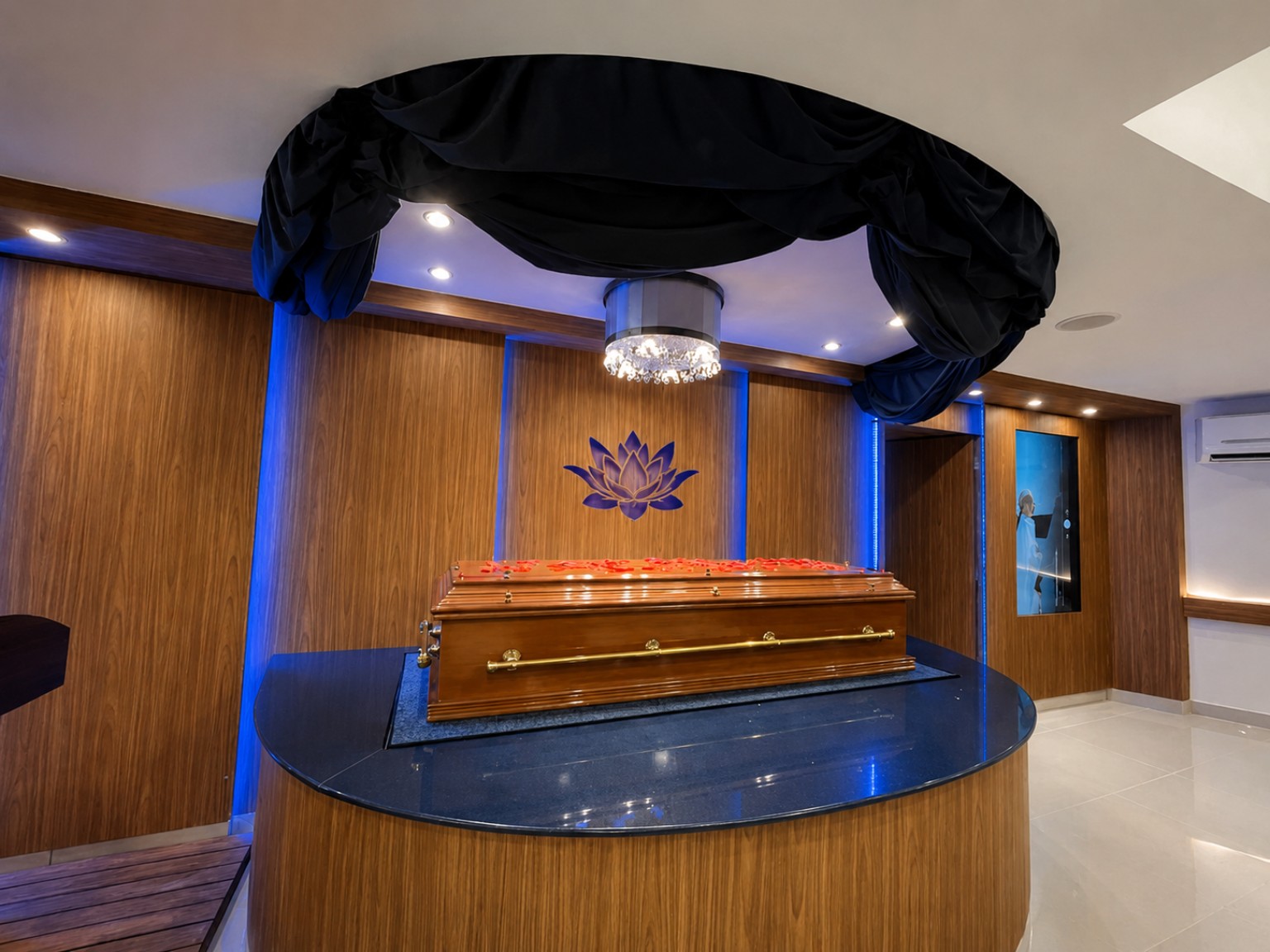 Capela com iluminação azul